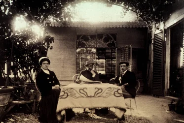 Der Komponist Giacomo Puccini (1858-1924) mit seiner Frau Elvira und ihrem Sohn Antonio in ihrem Haus in Torre del Lago